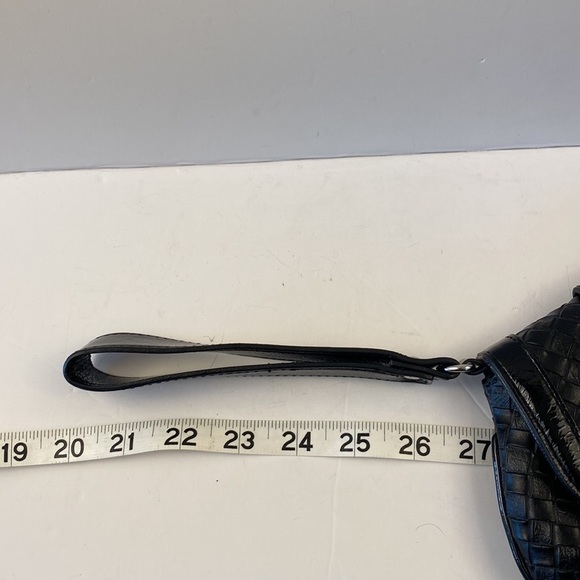 Guess purse wristlet magnet lock zippered pocket black woven silver hardware - Picture 9 of 9